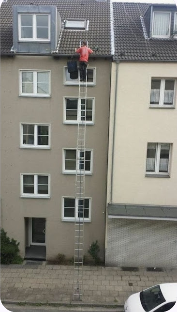FilmsQuirky's tweet photo. #QuirkyQuestion π€
What's wrong with this work photo?
Absolutely nothing, breaking the world record for the one-man use of the world's longest ladder is all in a days work for this fella π€£ https://t.co/zVNvFe6Tyu