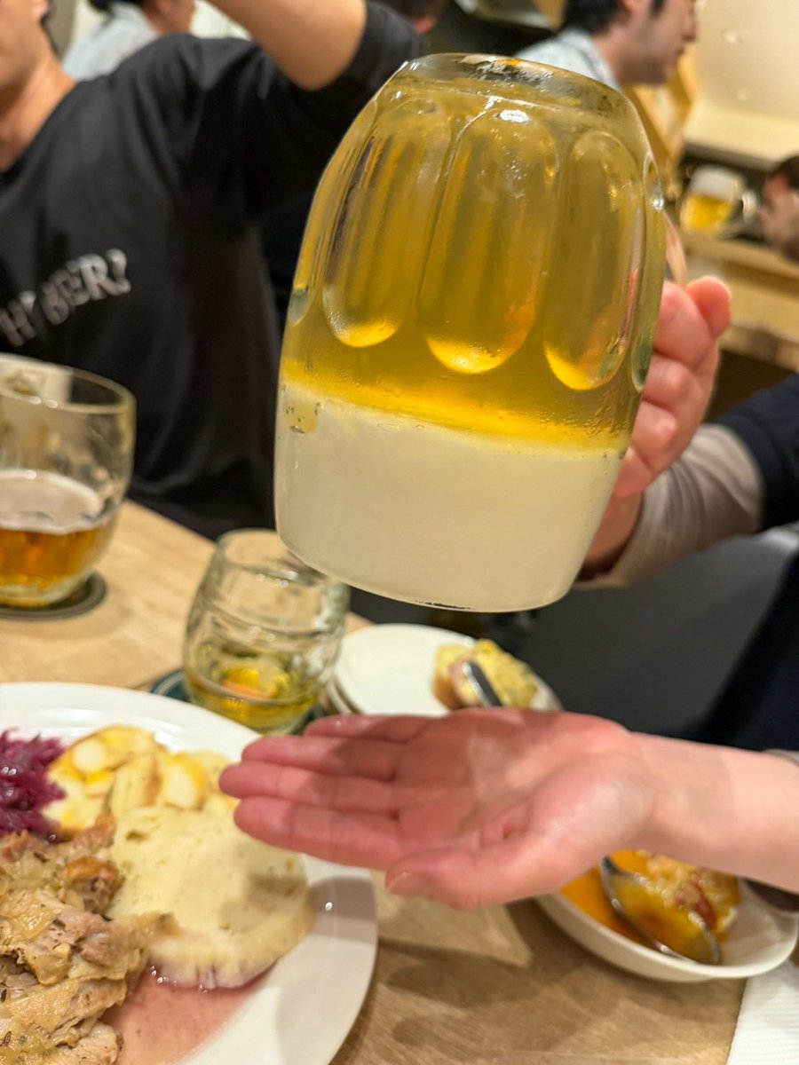 af_ect_on's tweet photo. NZの話で散々盛り上がっていたところに締めのデザート……なんだこれ！！！！？
どう見ても食品サンプルだけど実はウルケルのゼリー。そんな馬鹿な。ひと回転させてもびくともしない。みんな一瞬でウルケルゼリーの虜だった。笑
改めてWHYBEER?さん5周年おめでとうございました！！ https://t.co/RDoC32zA0r