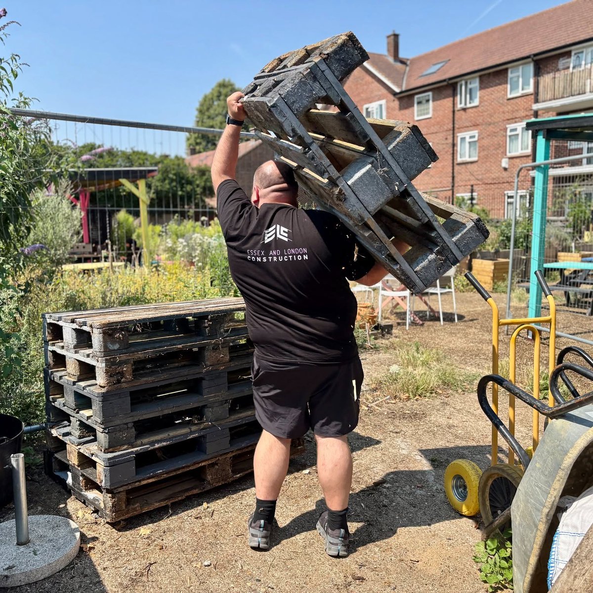 TheUPGarden's tweet photo. Mega thanks to @ELC_Builders who offered their van &amp; muscles to dispose of the pallet tower we were left with after our donated upcycled sofa finally gave up the ghost, meaning we didn't have to dip into our precious reserves!

Extra kudos for doing it on a hot day!

💪🏽🥵 https://t.co/h3iptMEA4X