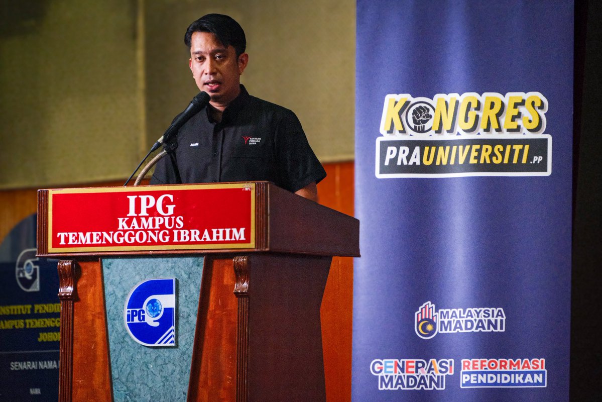AdamAdli's tweet photo. Di IPG Temenggong Ibrahim, Johor Bahru tengah hari tadi bersama-sama pelajar Tingkatan 6 Negeri Johor dalam Kongres PraUniversiti MADANI 2026 Peringkat Negeri Johor yang menghimpunkan 500 pelajar dan perwakilan masing-masing. 

Sepanjang dua hari persidangan, para pelajar membuktikan bahawa perbezaan pandangan mampu diraikan secara matang melalui pertembungan idea yang sihat dalam ruang wacana yang terbuka. Inilah budaya intelektual yang wajar terus dipupuk.

Di Kementerian Pendidikan Tinggi, kami akan meneliti setiap usul yang telah dibahaskan serta meneroka ruang kerjasama yang boleh digerakkan sebagai persediaan ke arah Tingkatan 6 yang bakal bernaung di bawah KPT mulai tahun 2027.

Dalam suasana demokrasi yang sedang rancak di Negeri Johor, saya percaya pengalaman seperti ini memberi peluang kepada pelajar untuk memahami bahawa demokrasi bukan sekadar soal memilih, tetapi juga tentang berhujah dengan fakta, menghormati perbezaan pandangan, dan mencari titik temu demi kepentingan bersama.

Mudah-mudahan pengalaman hari ini menjadi bekalan berharga untuk melahirkan generasi muda yang bukan sahaja cemerlang dalam akademik, tetapi juga matang dalam berfikir, berdialog dan memimpin.