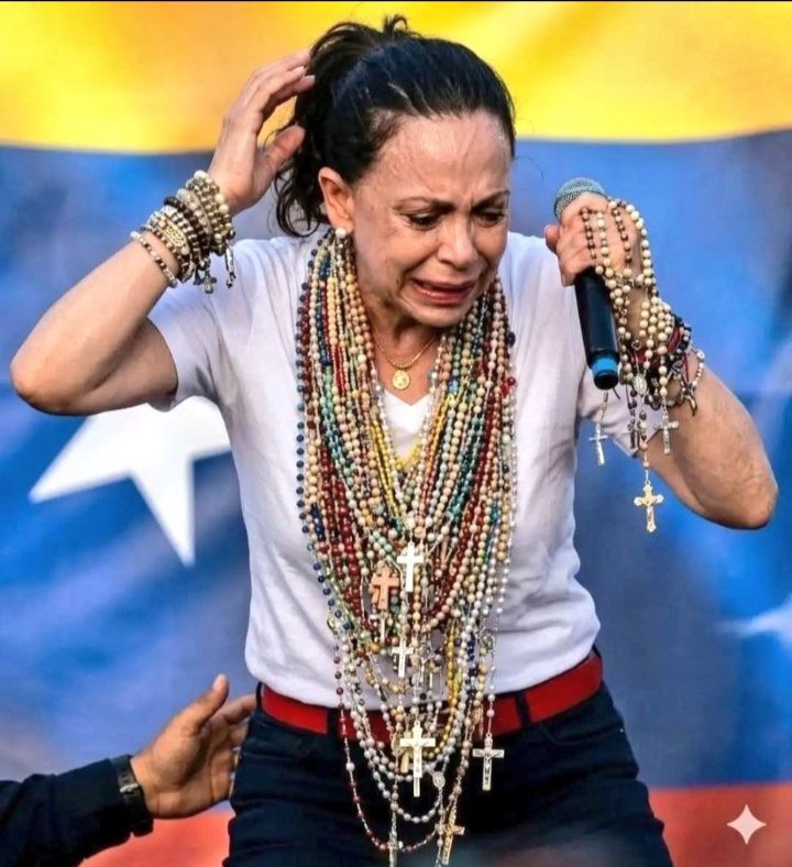 Nelsonosun59198's tweet photo. Esta mujer lleva tanta maldad con ella, que ni satanás ni las brujas la quieren. Así se cuelgue en el pescuezo, en los brazos, en la cintura y en los tobillos todos los collares que existan en el mundo, nadie la quiere. Y muchísimo menos, el pueblo de Venezuela. Rechazo total. https://t.co/PTe8fFwoYw