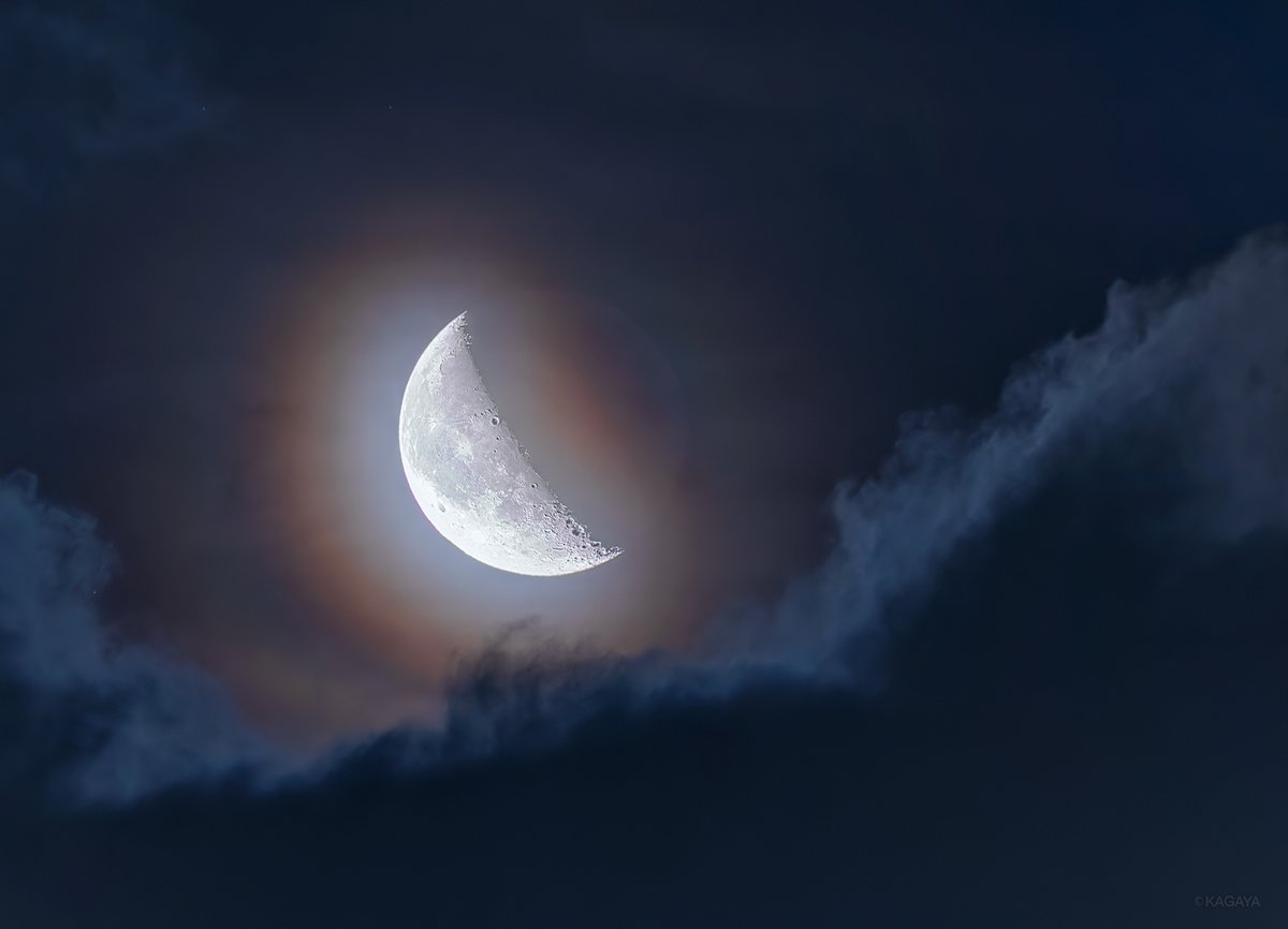KAGAYA_11949's tweet photo. 人知れず、ひっそり輝く二十四夜月。
流れる雲の波の向こうに、光環をまとった姿が見えました。
（本日未明、東京にて撮影）

今日もお疲れさまでした。 https://t.co/fkvbMzdWnE