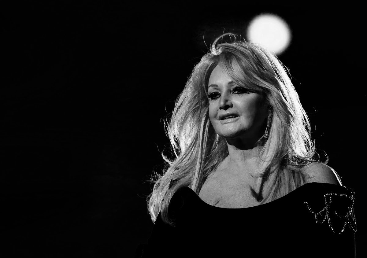 Charofernandezr's tweet photo. Falleció Bonnie Tyler, cantante de “Total Eclipse of the Heart”. https://t.co/oKfPcB3BmG