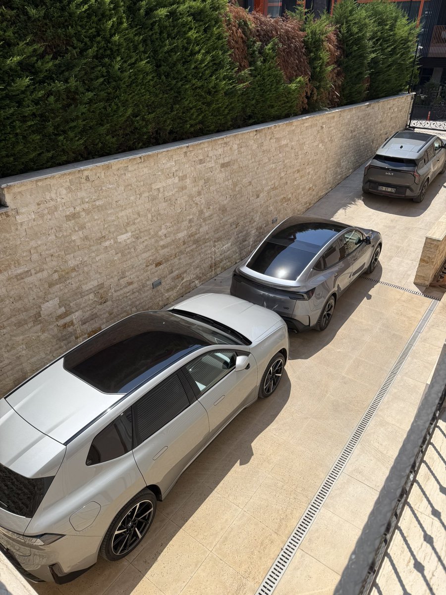 DrElectrick's tweet photo. Kavurucu sıcaklarda hangi otomobilin kliması daha az tüketiyor?

📍 11:30–13:30 arasında, 30–35 °C sıcaklıkta

Klima: 22 °C
Fan: Max Auto
Süre: 2 saat

Toplam enerji tüketimi:

🔹 Tesla Model Y → 2.5 kWh
🔹 BMW iX3 → 3.7 kWh
🔹 Kia EV3 → 3.8 kWh

Model Y, geniş cam alanı ve iç hacmine rağmen büyük farkla birinci oldu.

iX3 ve EV3, yaklaşık %50 fazla tüketti.

Tabi bu park anındaki ölçüm. 

Düşük süratli şehir içi kullanımda benzer sonuçlar görmeyi bekleyebiliriz. 

Yüksek süratli, uzun yol kullanımında hava akışı, ısıyı gövde ve camlardan uzaklaştıracağı için klimanın enerji tüketimi düşecektir.

Test yöntemi:

• Üç araç da aynı kapalı garajdan eş zamanlı çıkarıldı. 
• Test boyunca sürekli güneş altındaydı.
• Test sonunda araçlar klimaları kapalı şekilde, başlangıç batarya seviyelerine yeniden şarj edildi.