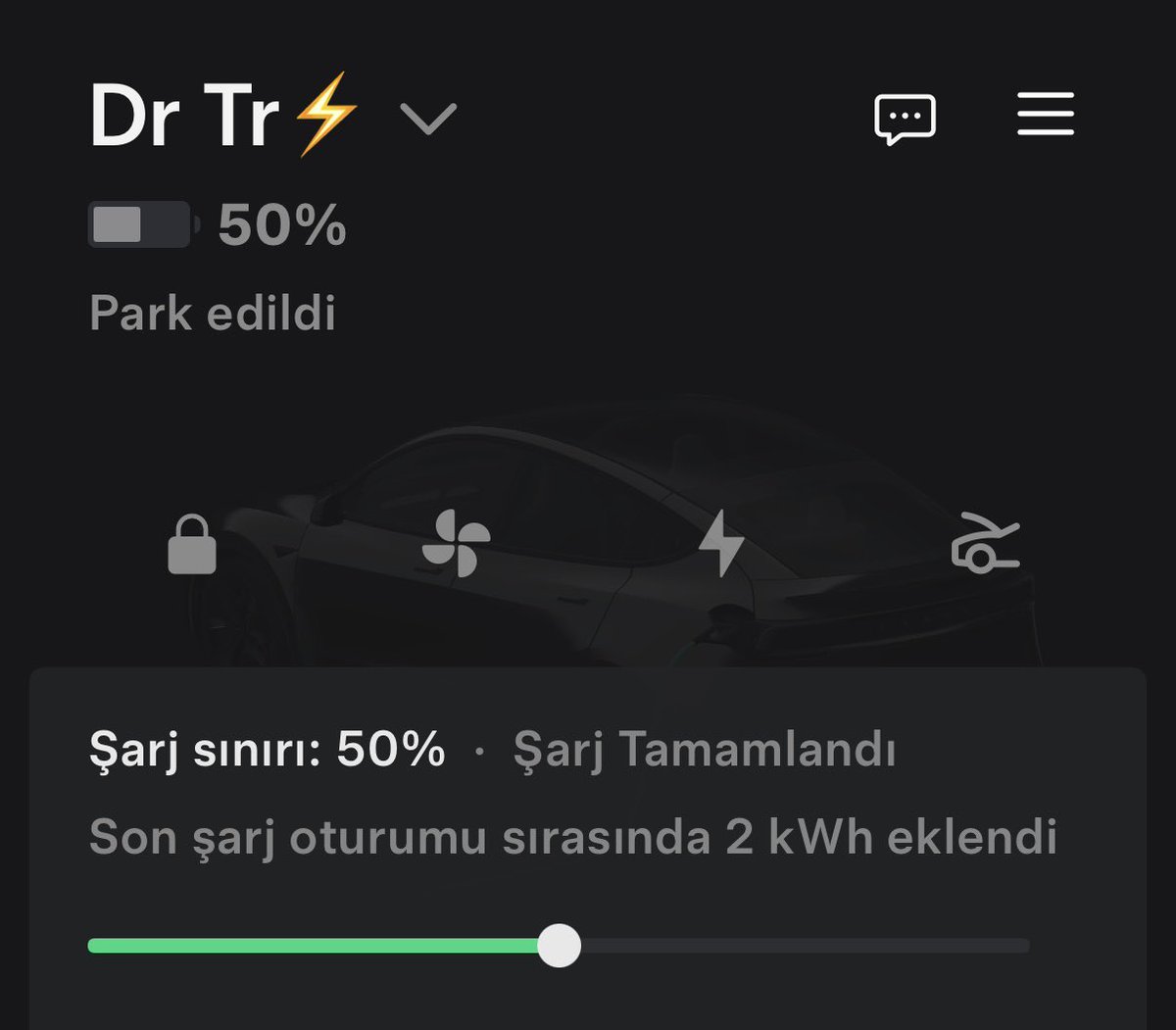 DrElectrick's tweet photo. Kavurucu sıcaklarda hangi otomobilin kliması daha az tüketiyor?

📍 11:30–13:30 arasında, 30–35 °C sıcaklıkta

Klima: 22 °C
Fan: Max Auto
Süre: 2 saat

Toplam enerji tüketimi:

🔹 Tesla Model Y → 2.5 kWh
🔹 BMW iX3 → 3.7 kWh
🔹 Kia EV3 → 3.8 kWh

Model Y, geniş cam alanı ve iç hacmine rağmen büyük farkla birinci oldu.

iX3 ve EV3, yaklaşık %50 fazla tüketti.

Tabi bu park anındaki ölçüm. 

Düşük süratli şehir içi kullanımda benzer sonuçlar görmeyi bekleyebiliriz. 

Yüksek süratli, uzun yol kullanımında hava akışı, ısıyı gövde ve camlardan uzaklaştıracağı için klimanın enerji tüketimi düşecektir.

Test yöntemi:

• Üç araç da aynı kapalı garajdan eş zamanlı çıkarıldı. 
• Test boyunca sürekli güneş altındaydı.
• Test sonunda araçlar klimaları kapalı şekilde, başlangıç batarya seviyelerine yeniden şarj edildi.
