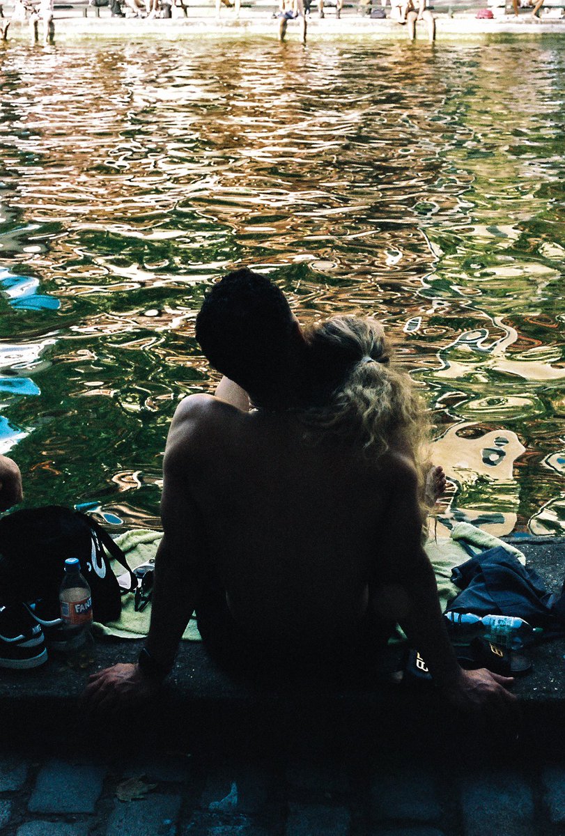 Timothyiisaiah's tweet photo. Film from Paris https://t.co/z8TcumuaDk