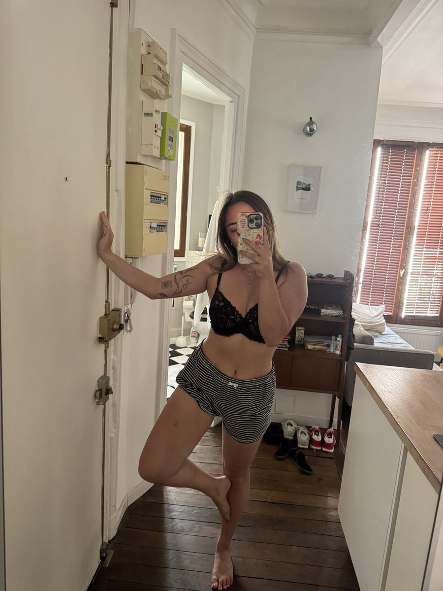 mistressJordanx's tweet photo. what did you look at first? https://t.co/vPSsemCCN0