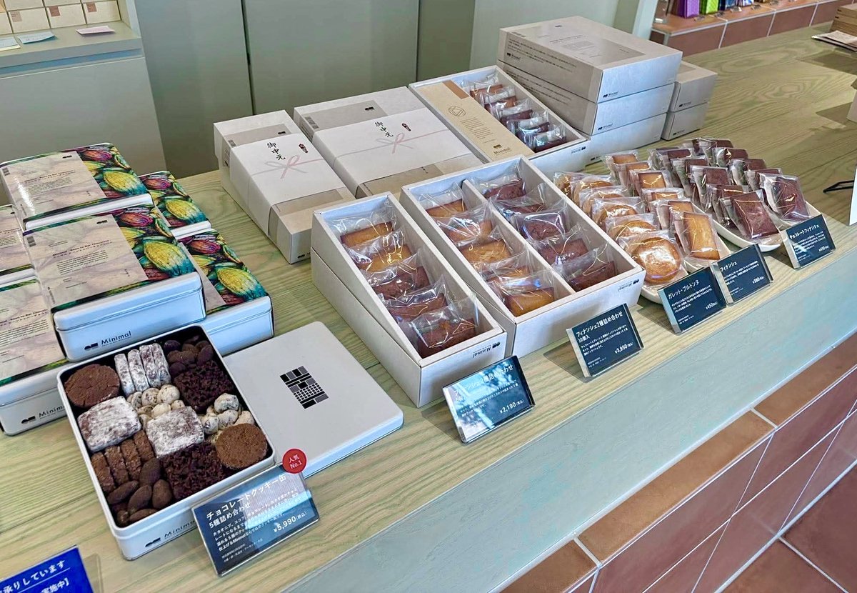 Minimal_tokyo's tweet photo. お中元人気商品のご紹介！

仙川店では、連日お中元のご利用が増えています。
その中でも一番人気は「チョコレートカステラとフィナンシェ2種詰め合わせセット」です。

詰め合わせの内容は変更でき、熨斗巻きや全国配送も承っておりますので、店頭でお気軽にお声がけくださいませ。 https://t.co/1pZ2S8R9KV