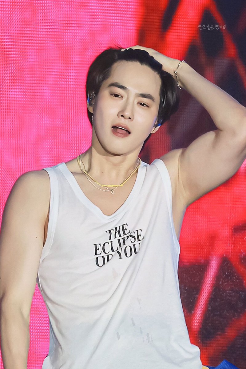 SUHOLOOK's tweet photo. #SUHO #수호 💦 https://t.co/m9bAZ3BZLm