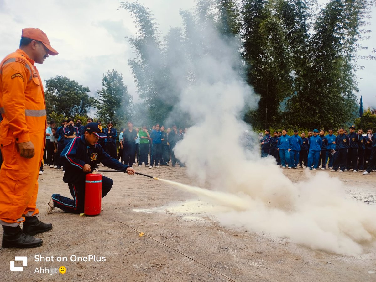 02ndrf's tweet photo. *Empowering Youth for a Safer Tomorrow!*  
2 Bn #NDRF conducted Disaster Management &amp; Life Saving Skills training at 4 Sikkim BN NCC Campus, Namchi, #Sikkim.  
320+ students &amp; staff trained in CPR, bleeding control &amp; earthquake safety.  
#DisasterPreparedness #NDRF #Sikkim https://t.co/FmWCPveQgs