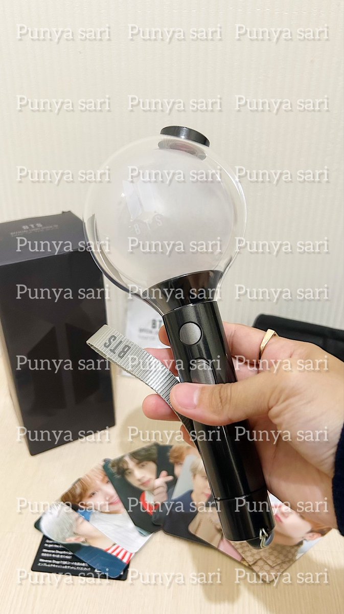 sariaprinawd's tweet photo. ARMY... 
Aku Jual LS SE BTS Second Full Set
100% original weverse
• ⁠Belum pernah dipake konser
• ⁠Barang masih bagus 
• ⁠Ada Full set foto member
• ⁠Masih ada tali gantungan
• ⁠Bisa Cod/instant (wilayah yg masih dijangkau &amp; ongkir ditanggung pembeli

Yg minat bisa dm https://t.co/rglYpV4Cth