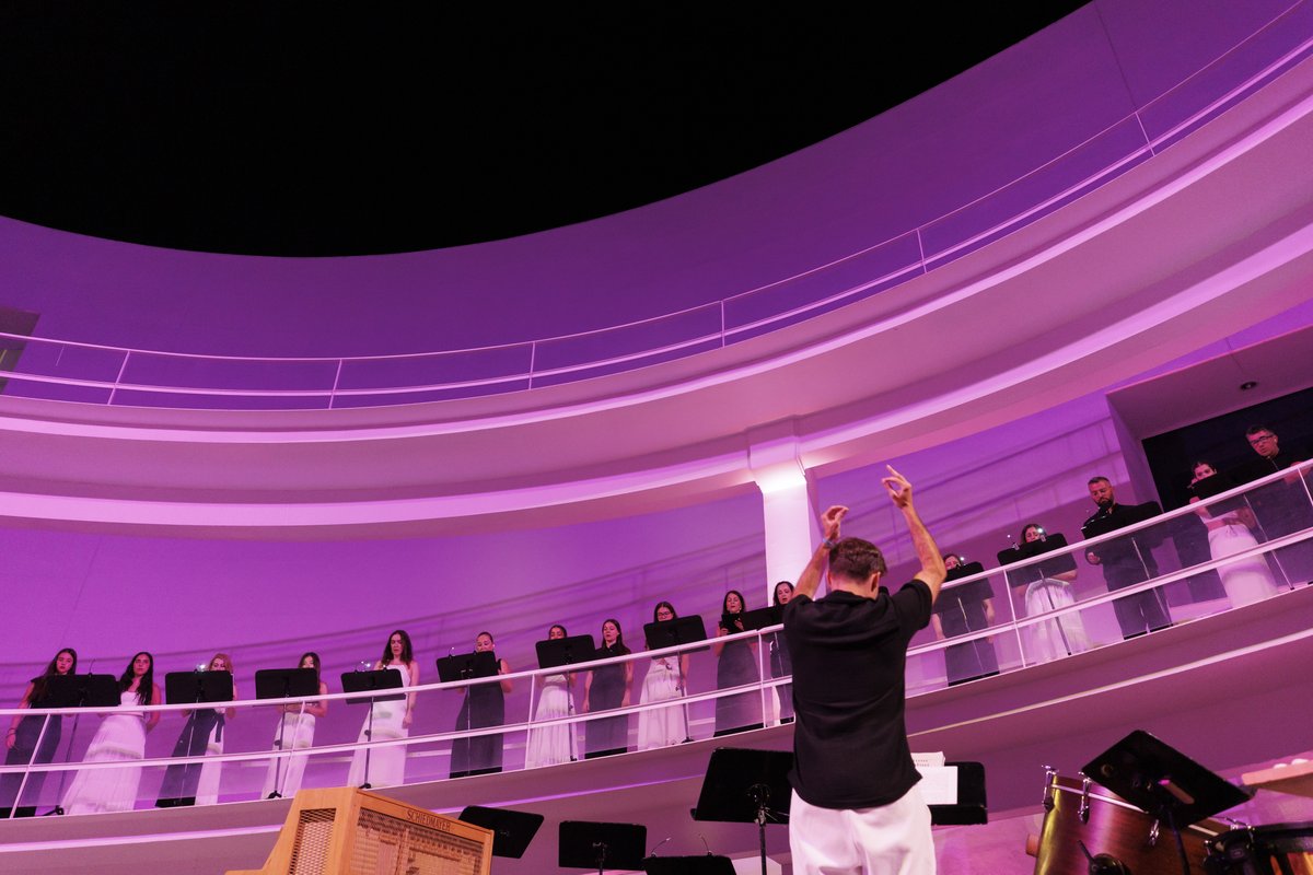 CajaGranadaOBS's tweet photo. El Patio Elíptico volvió a llenarse de arte con Numen Ensemble y ‘Música y espacio’, una propuesta sobre la relación entre música y espacio a través de cinco siglos de creación vocal.
CajaGranada Fundación reafirma así sus más de 40 años de apoyo al @FestivalGranada
📸Alex Cámara https://t.co/aw2goxWSu8