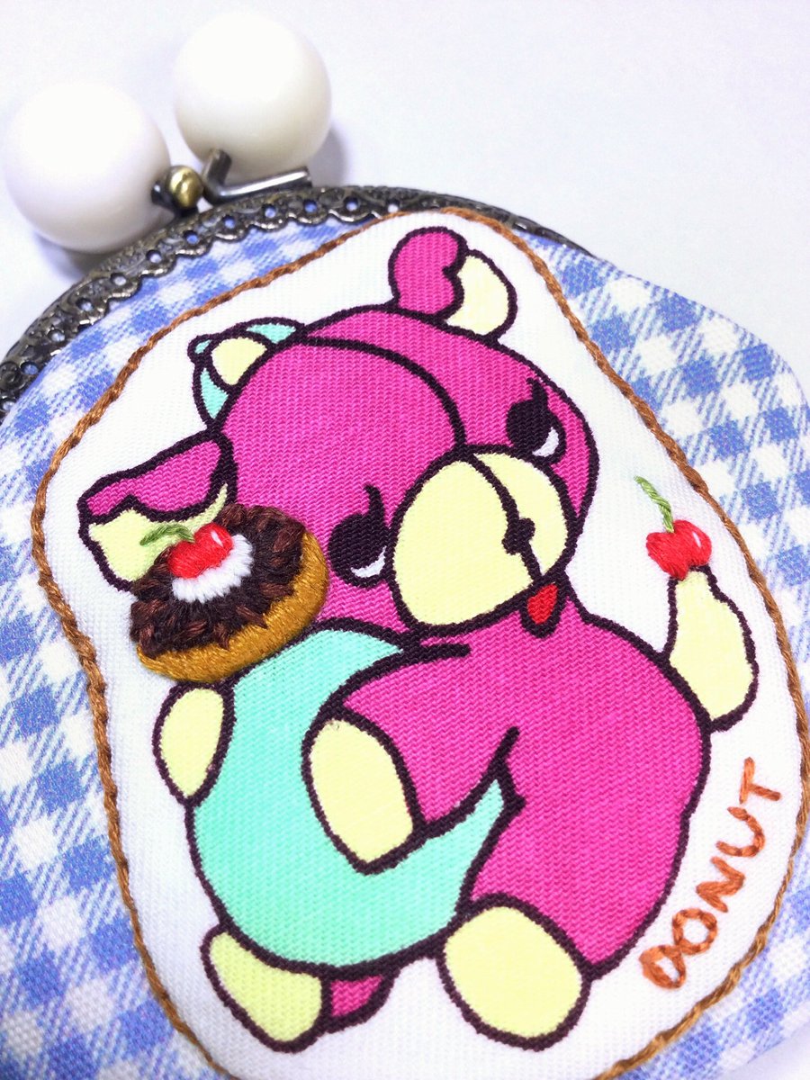 BonBon_Kyoto's tweet photo. アランのお供は、チェリーとクリームがホイップされた美味しそうなチョコドーナツ😋
ブルーチェックとチェリーの赤の対比が気に入っています🍒

後ろにも同じ刺繍のチェリーが♪

今週末開催の #HMJ にお持ちしますのでぜひお手にとってご覧下さい！
出展場所J-100

※お支払いは現金のみとなります。 https://t.co/IUtB1YStTv