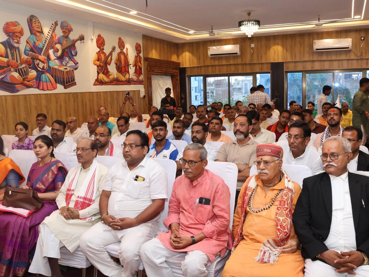 BJP4UP's tweet photo. प्रदेश अध्यक्ष श्री @mppchaudhary ने मीरजापुर में 'प्रबुद्ध जन संवाद' के तहत प्रबुद्धजनों को भाजपा सरकार की जनकल्याणकारी नीतियों एवं उपलब्धियों से अवगत कराया व 'एक पेड़ मां के नाम' अभियान के तहत पौधरोपण किया। https://t.co/ARfpzXtVsD