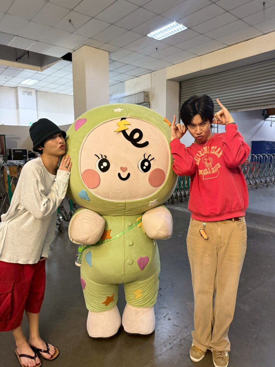 BABII_GMMTV's tweet photo. วัวซิ่งซ้อนสามม่ายด้ายนะจ๊ะ มอมอ 

#SiamParagonxTCEX2026xGMMTV
#BABII https://t.co/WrXyFWI7yT