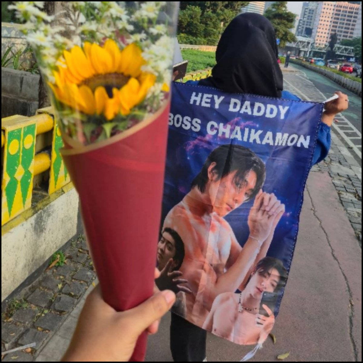 Wwhyyyy_'s tweet photo. Aww kibarin bendera daddy boss di sudirman 555 thanksss buat tim akuuu @bossnoeulthings 😍 

#27thPiecesOfLoveForBossCKM
#HappyBossCKMDay
#BNThingsProject
#BOSSCKMStormChaserDay
#BOSSCKM #ShawtyBoss https://t.co/l7UQhQTjE0