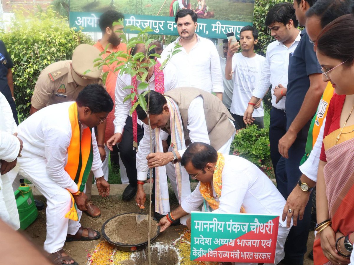 BJP4UP's tweet photo. प्रदेश अध्यक्ष श्री @mppchaudhary ने मीरजापुर में 'प्रबुद्ध जन संवाद' के तहत प्रबुद्धजनों को भाजपा सरकार की जनकल्याणकारी नीतियों एवं उपलब्धियों से अवगत कराया व 'एक पेड़ मां के नाम' अभियान के तहत पौधरोपण किया। https://t.co/ARfpzXtVsD