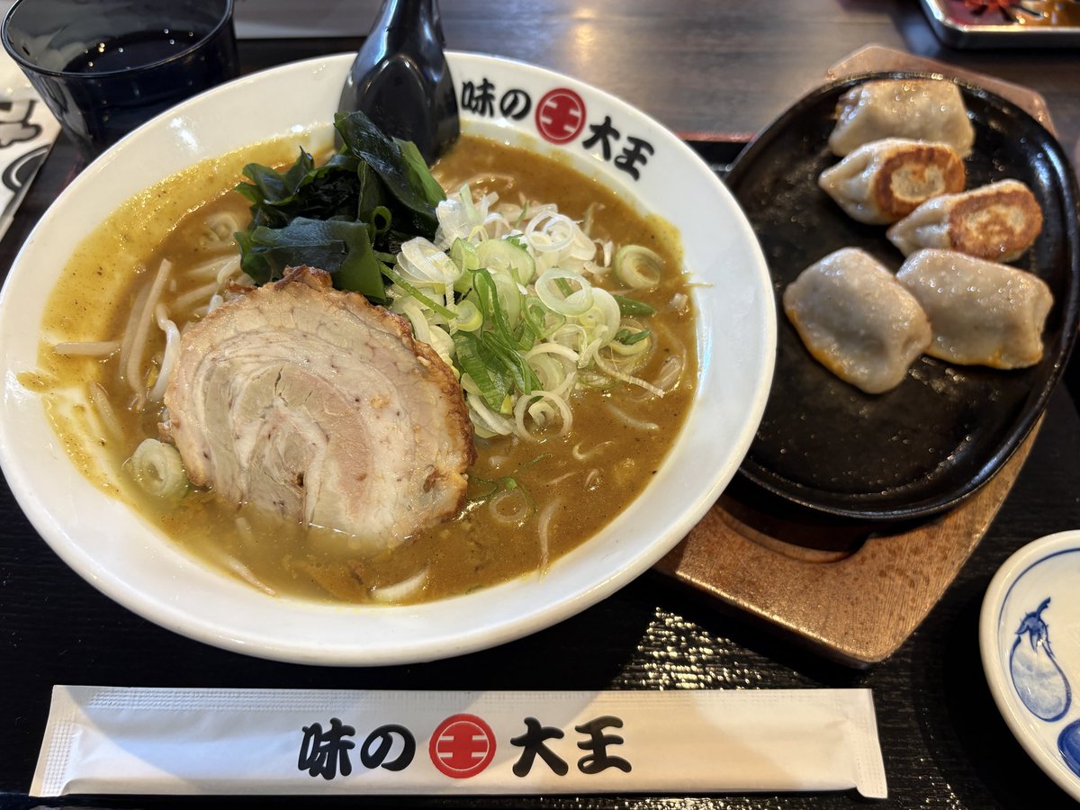 airaile7777's tweet photo. 3日〜5日で行ってきました！
レンタカー借りたので
味の大王は総本店と練習の合間に生粋店に

日中は日が当たっていると暑いですが
日陰、日没後は寒かったので
紫外線除け兼風除けの長袖があった方が良いです
それでも外で座ってるのが気持ち良い
避暑に最適な所でした♪
#グランパス苫小牧 https://t.co/l4iQw6Y0o1
