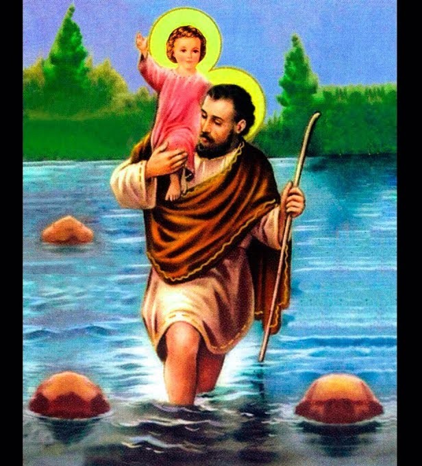 ProfJoaoCarlosM's tweet photo. Quando eu ainda era muito criança, me lembro da minha mãezinha ler histórias para mim.
Uma das histórias que mais me marcou foi a de São Cristóvão.
São Cristóvão (século III) é celebrado como o padroeiro dos motoristas e viajantes. A tradição conta que o gigante Réprobo, buscando servir ao rei mais poderoso, encontrou a fé cristã. Ele passou a ajudar peregrinos a atravessarem um rio perigoso, carregando o próprio Menino Jesus nos ombros, tornando-se assim conhecido como "aquele que carrega Cristo".
São Cristóvão, rogai por nós 🙏🏻