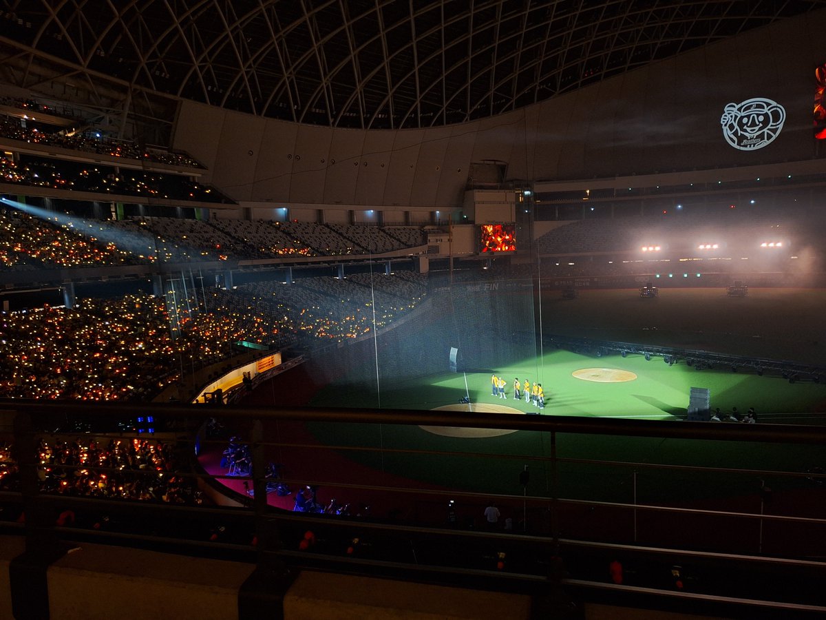 sunmoon2004's tweet photo. 中信兄弟音樂季，這場跟著喊了整場的應援後，我被應援歌洗腦還跑去南港買了中信兄弟的球帽（Sohee同款的黑底白字），還有買中信兄弟的小象鑰匙圈，我的售票app還沒刪耶，希望有機會再去哈哈拜託再邀請一次RIIZE吧

#RIIZE https://t.co/1jB2r3ffoi