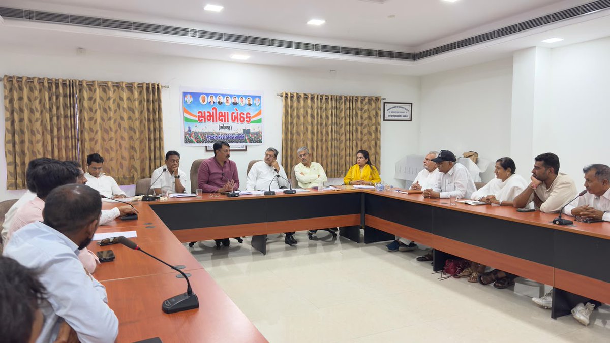 AmitChavdaINC's tweet photo. जामनगर में सौराष्ट्र ज़ोन के पोरबंदर शहर एवं जिले तथा देवभूमि द्वारका जिले के कोंग्रेस पक्ष के शहर, जिला एवं तालुका अध्यक्षों, प्रभारियों तथा पर्यवेक्षकों के साथ समीक्षा बैठक…

@MukulWasnik @RamkishanO @Devendra_1925 @SubhashiniSY @BharatSolankee @TusharAmarsinh1 https://t.co/InSpzElvpR