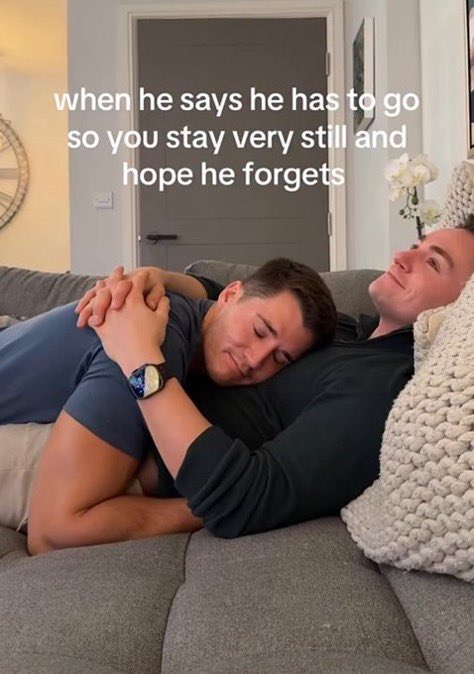 hollanovballs's tweet photo. that time my ex boyfriend rubbed my back until i fell asleep bc he didn’t want me to leave 😭😭😭😭 https://t.co/MxbuZnmnDv