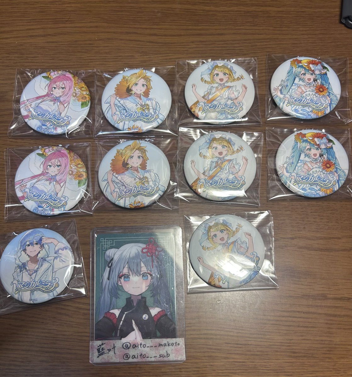 aito___sub's tweet photo. @Omu___trade 初めまして、検索よりお声がけ失礼します。ルカ2点と画像2枚目のlowroミク2点を交換していただくことは可能でしょうか？
難しいかとは思いますがご検討いただけますと幸いです https://t.co/6dBFJgbNDO
