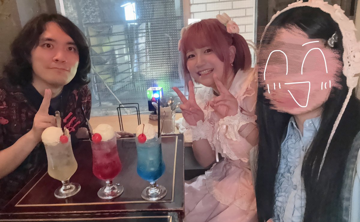 773urara's tweet photo. FANさんとるるちゃんと先日クリームソーダをしばきました！ザ、メンバーカラー！(？
(黄色はあんスタの忍くんだそう)
ボカロ史全解説の感想を話せた！！！ https://t.co/JBEQ7fyQEV