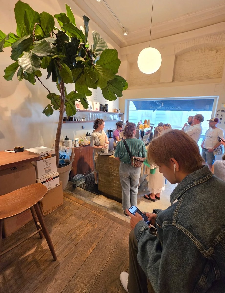 acervthv's tweet photo. não aguento ele voltando da faculdade de arte e passando no café superfaturado do centro de sp ouvindo rita lee no seu fone de fio mds performático demais https://t.co/vLfM20y2R7
