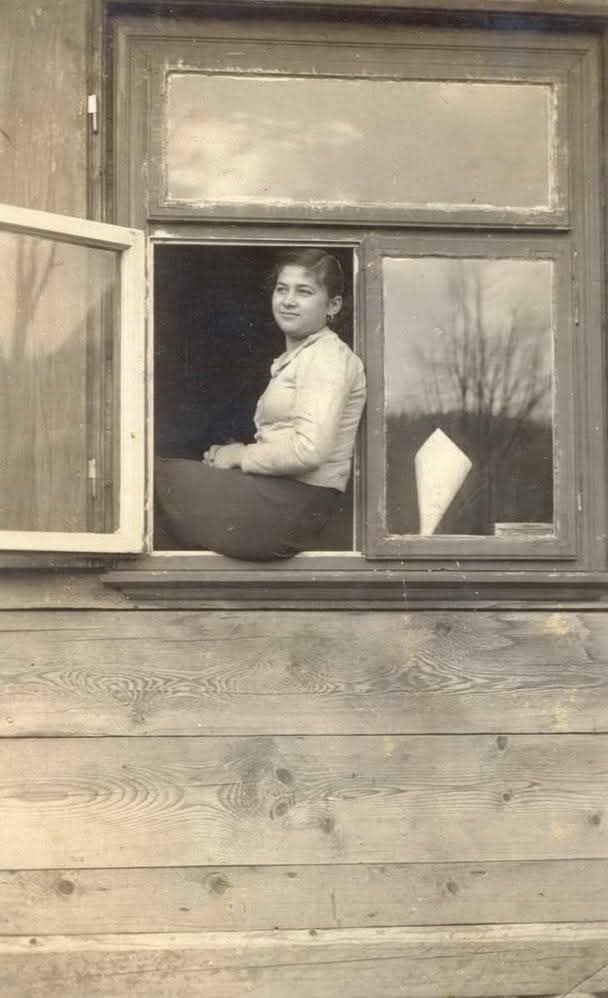 dolokar39's tweet photo. Dla mnie ludobójstwo na Wołyniu i Małopolsce Wschodniej to nie tylko karty historii, ale rodzinna tragedia.. Tragedia, o której prawdy mogłem uczyć od bliskich, którzy cudem przeżyli to piekło.

Na zdjęciu siostra mojej prababci, zamordowana w 1943r. przez UPA. https://t.co/b3KkyGfuNW