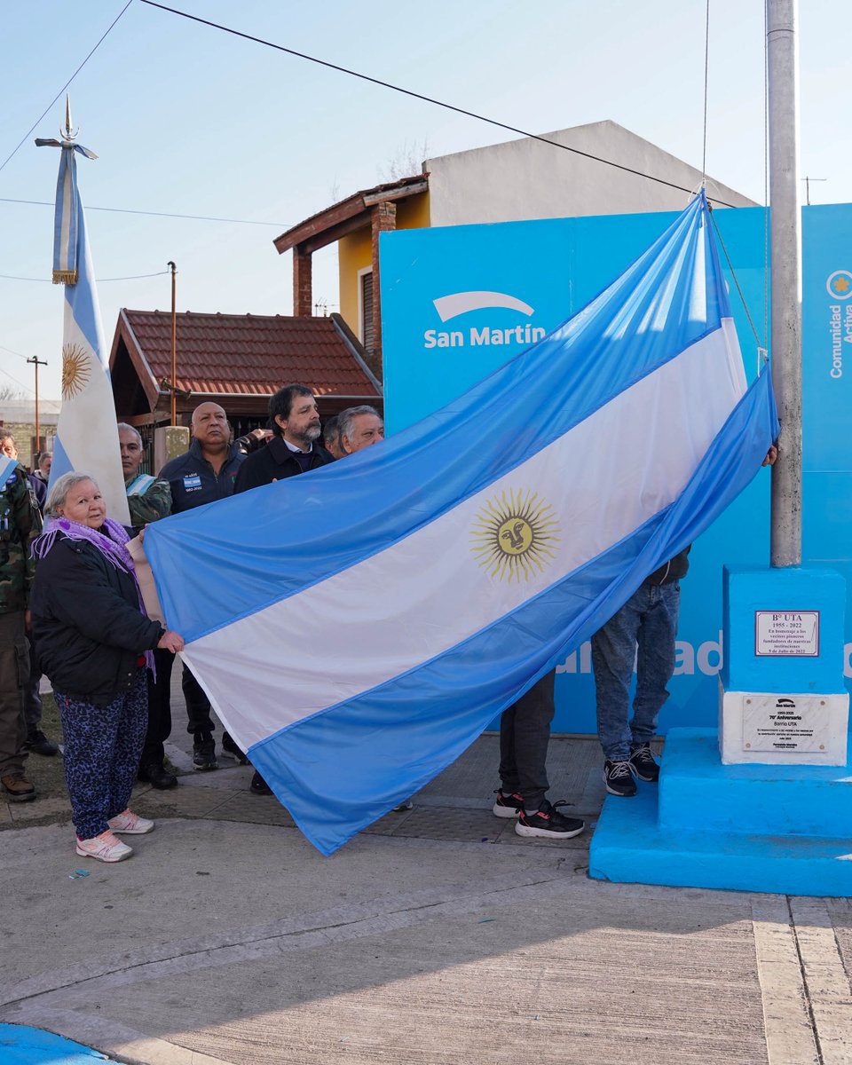fmoreiraok's tweet photo. Celebramos el Día de la Independencia izando bien alto nuestra bandera nacional, junto a las organizaciones e instituciones de Barrio UTA. 

Un país más justo y solidario se construye en comunidad. ¡Feliz día! https://t.co/QIVBy327b4
