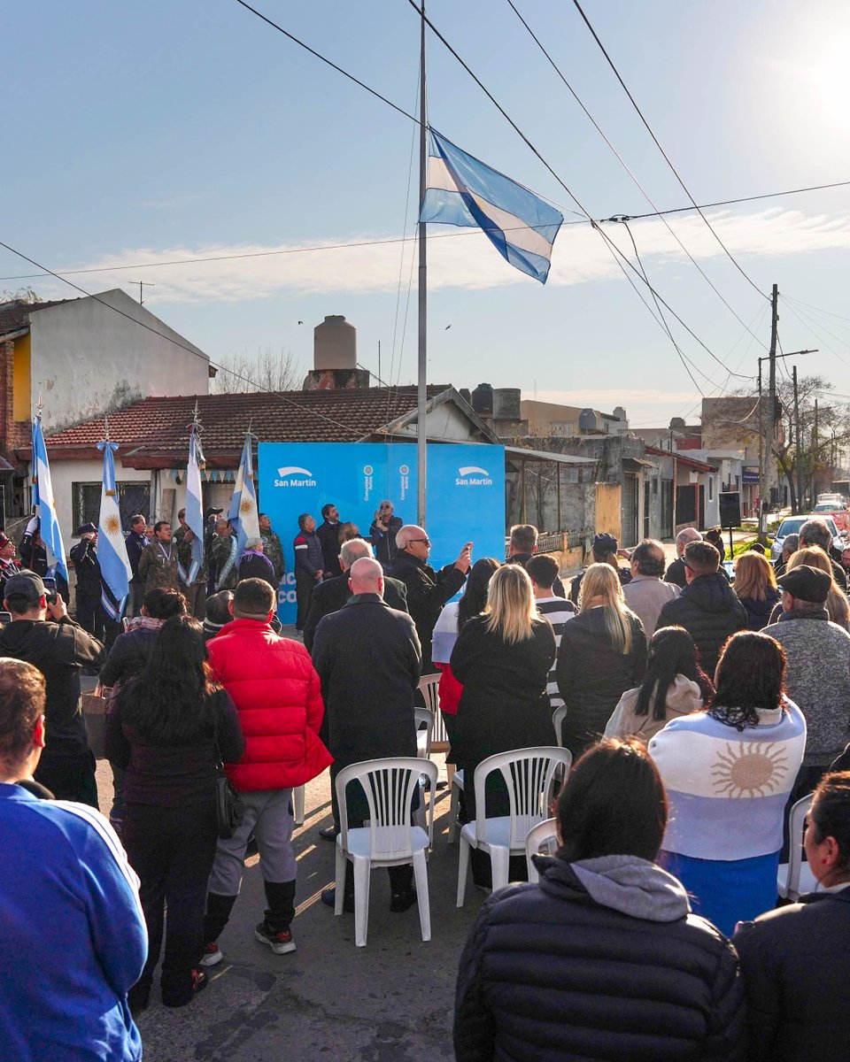 fmoreiraok's tweet photo. Celebramos el Día de la Independencia izando bien alto nuestra bandera nacional, junto a las organizaciones e instituciones de Barrio UTA. 

Un país más justo y solidario se construye en comunidad. ¡Feliz día! https://t.co/QIVBy327b4