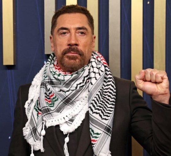 PalestinaVence's tweet photo. 🇵🇸🇪🇸 Javier Bardem, uno de los grandes actores de nuestro tiempo, reafirma su compromiso: “Cada voz que tengo, se la daré a Palestina”. 

Frente a la ocupación, los bombardeos y el sufrimiento diario del pueblo palestino, Bardem no se calla. Su solidaridad es un ejemplo de que los artistas pueden usar su plataforma para defender la justicia y los derechos humanos. 

Palestina agradece a quienes levantan la voz. Cuando sea libre, las casas palestinas tendrán las puertas abiertas para amigos como él.