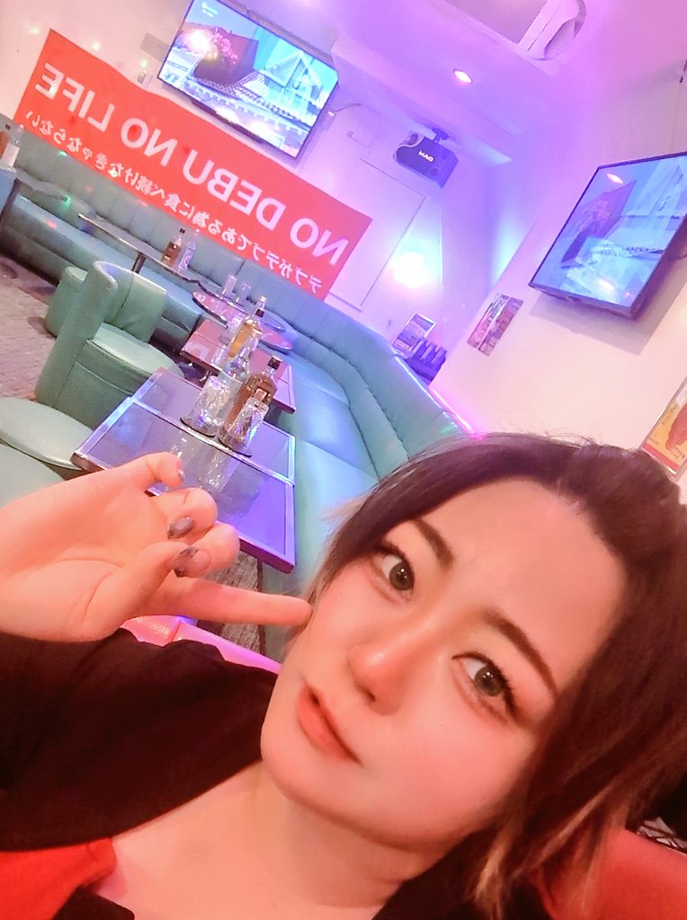PES____09's tweet photo. 最近ポンパめふぇにたん🐦‍🔥✨️

急遽新小岩へデリバリ〜
ドリンクご馳走様でした〜🍻❥

乾杯の音頭は〜
『NO DEBU NO LIFE🐷!!』

#小岩 #サクランボ少年 #スナック #バー #街コン #ぽっちゃり #デブ #自撮り界隈 #ショートカット女子 https://t.co/rmt0NiwZlc