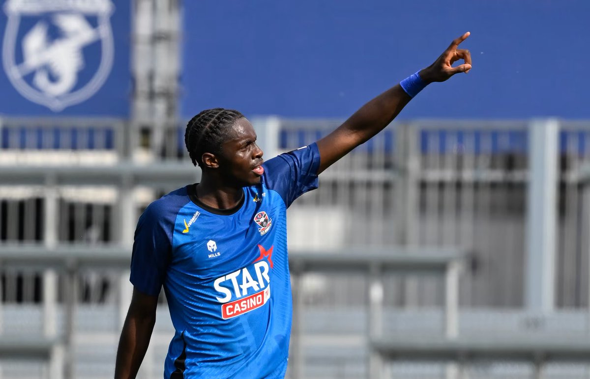 ActuFootRDCongo's tweet photo. 🔄🚨| Noah Mbamba ouvre la porte à la RD Congo 🇨🇩 ! 

Le jeune joueur âgé de 21 ans aurait échangé avec l’un des vice-présidents de la FECOFA pour montrer son intérêt de défendre les couleurs des Léopards à l’avenir.

Pour rappel, il joue au FCV Dender, en prêt du Bayer Leverkusen. 

Le joueur évolue notamment au poste de milieu défensif et peut également jouer défenseur central.

(@RDCZONE243)