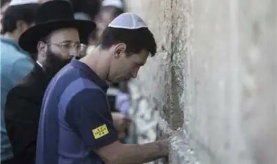 zoelfick's tweet photo. Ini gambar Messi paling sering dipelintir karena dimanfaatkan tentara Israel untuk kepentingan propaganda.

Mau tahu ada apa di balik foto ini? THREAD ⤵️ https://t.co/pdzRzEX3mM