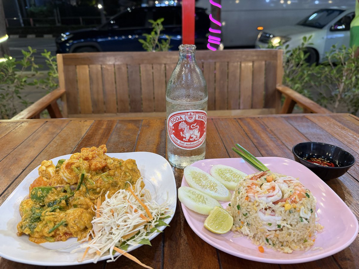 104pp_'s tweet photo. 今日の夕飯　ジョムティエンセカンドロード沿いにわりと近ごろできたタイ料理屋で。タレー・パッポン・カリー（Talay Pad Pong Curry）
めちゃ美味かった！イカも海老もプリプリ玉子ふわふわ
アロイマーク！ https://t.co/23wuwmRKY1