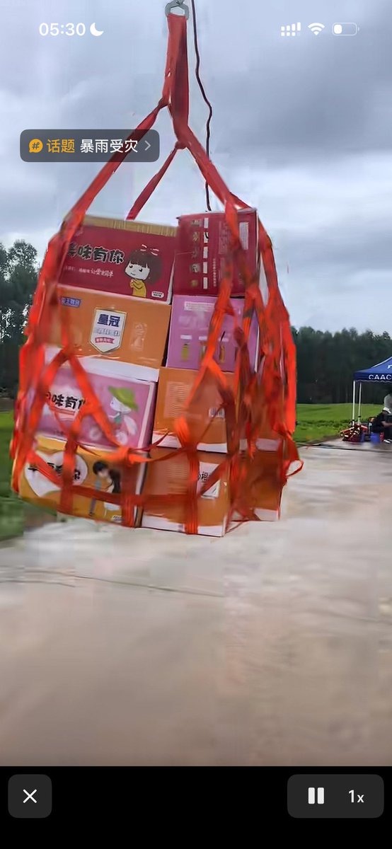 caohanyan1's tweet photo. 🇨🇳广西洪水，有无知脑残的人说无人机效率很低，这一趟都不够一个人吃。

你们自己看看图片，大疆FC200无人机載重200公斤，无知脑残的你是什么牲口？一天吃200公斤？ https://t.co/iX1xCepiyd