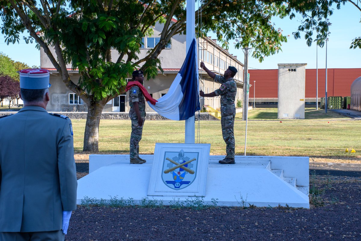 14eBsmat's tweet photo. 🫡Mardi 7 juillet, s’est tenue la première cérémonie des couleurs du colonel Willem depuis sa prise de commandement de la 14e BSMAT.

🎯À l’occasion, le chef de corps a présenté les trois grandes priorités qui guideront l'unité pour les deux années à venir.
#Engagement #Cohésion https://t.co/TtsfIkR0Wf