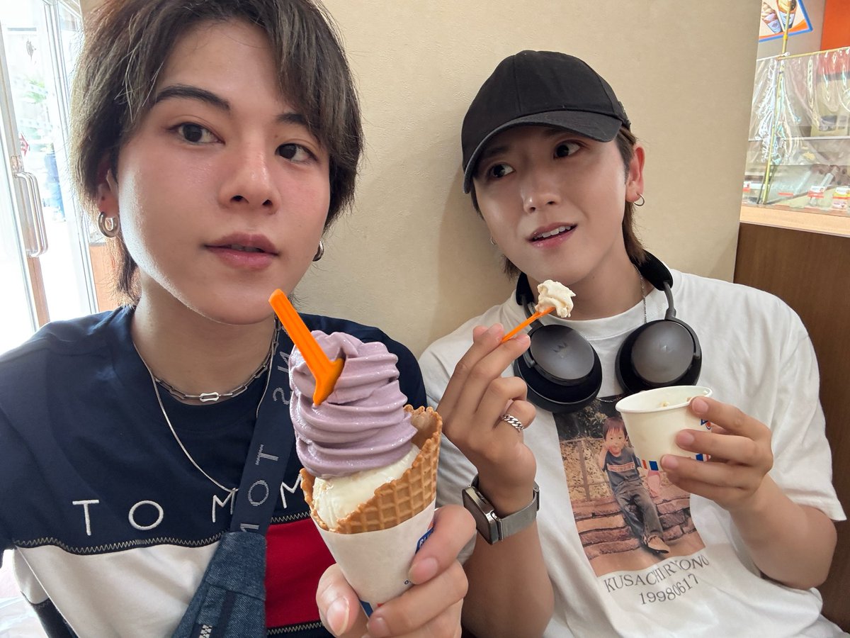 official_enjin's tweet photo. 《#Arik》
やっほー！えりく

🍦沖縄 某ブルーシール🍦
えりく「おいしそー!写真とろー!」
①りょの「えー、また撮る
②のー」
③( •̀∀︎•́ )( •̀∀•́ )✧ｷﾒ
④入ってくるやつ

いつもこんな感じ😌

#ENJIN
#ENJIN_Arik
#ブルーシール https://t.co/XnOjhKfR3x