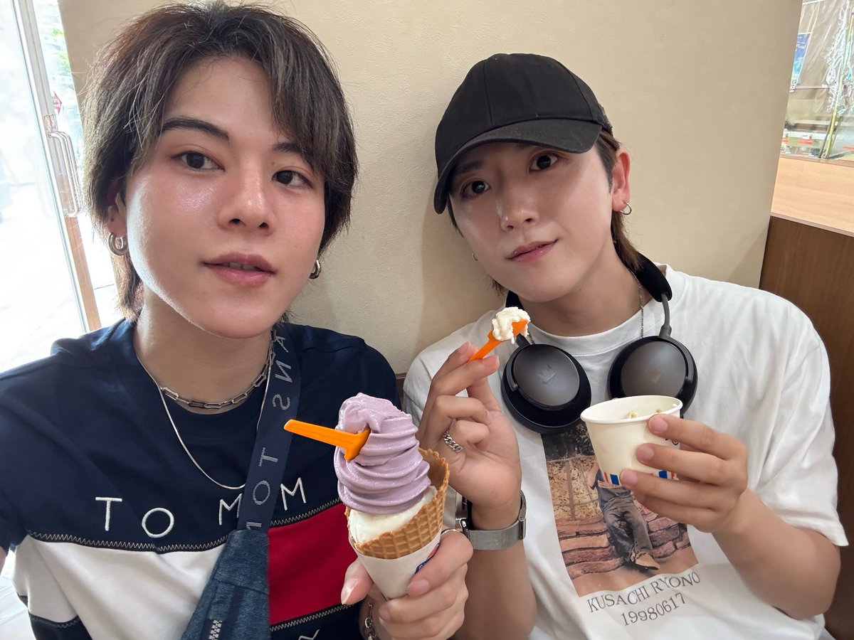official_enjin's tweet photo. 《#Arik》
やっほー！えりく

🍦沖縄 某ブルーシール🍦
えりく「おいしそー!写真とろー!」
①りょの「えー、また撮る
②のー」
③( •̀∀︎•́ )( •̀∀•́ )✧ｷﾒ
④入ってくるやつ

いつもこんな感じ😌

#ENJIN
#ENJIN_Arik
#ブルーシール https://t.co/XnOjhKfR3x