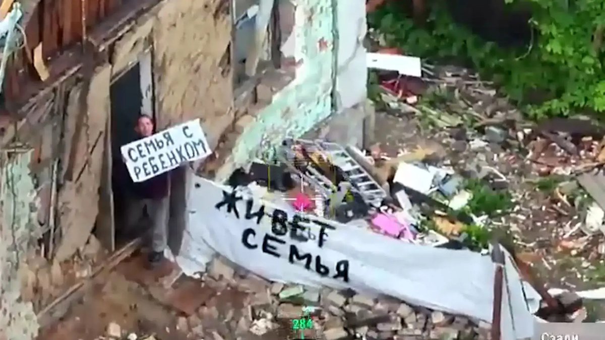 Strannikv32's tweet photo. Здравствуйте, вас приветствует армия Российской Федерации»

Именно эти слова, переданные по рации, стали для мирных жителей в освобожденной Константиновке голосом спасения. https://t.co/8zJTb8cXuP