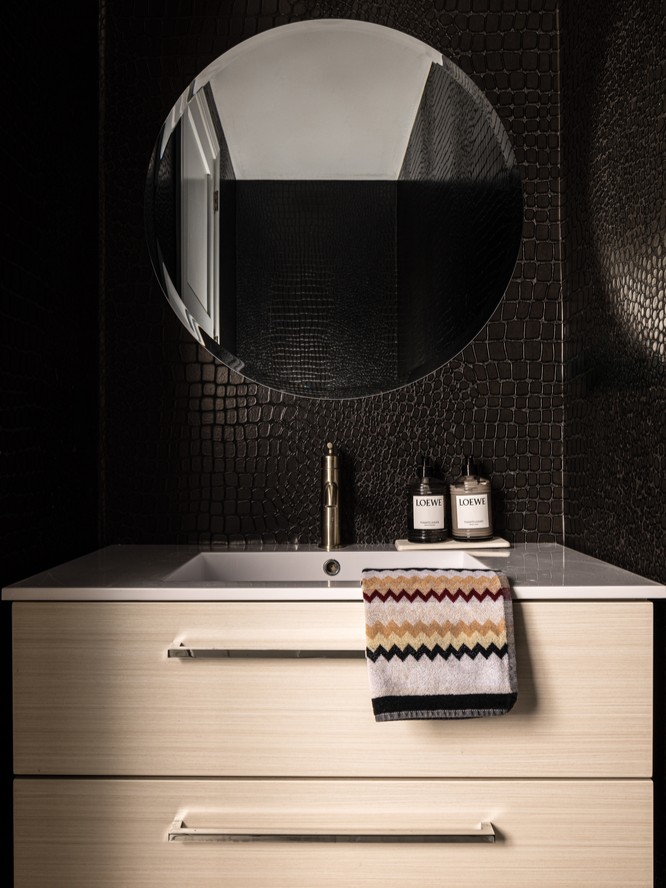 PhillipJeffries's tweet photo. Designer, Allison Handler, didn't shy away from drama in this powder room. Rich, moody, and uncompromising on performance. Discover the collection and order a sample via the link: https://t.co/AElLCrGHkz

Collection: Vinyl Crocodile Rock

Photo: Daniel Isayeff https://t.co/TcAs86sP9s
