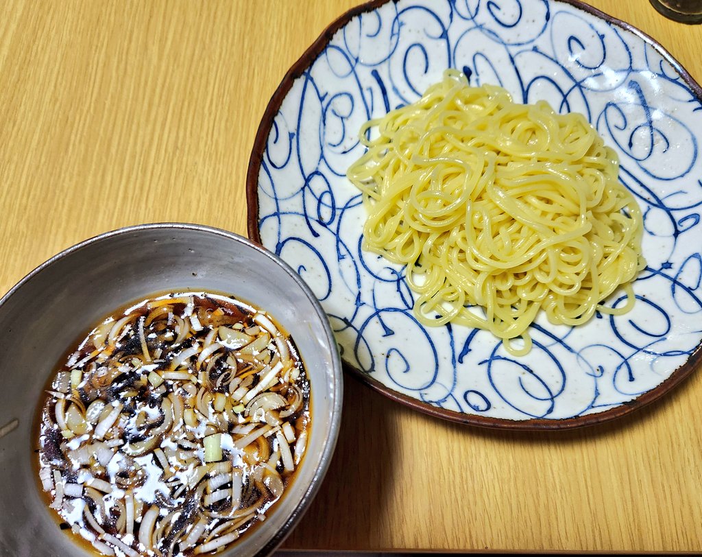 yuuki6113's tweet photo. 4日目
【ざる中華そばと天ぷら】
4日目にして麺より具がかなり多い事に気付いてやきそばと別の方法で野菜消化😅
麺は茹でて氷水で洗って塩・ごま油・カンタン酢を軽く和えました
天ぷらと麺のつけ汁は同じものに調味料足して使い回し🍜
いただきます🙏
#おうちご飯
#やきそば? https://t.co/ltuB7Sh2uw