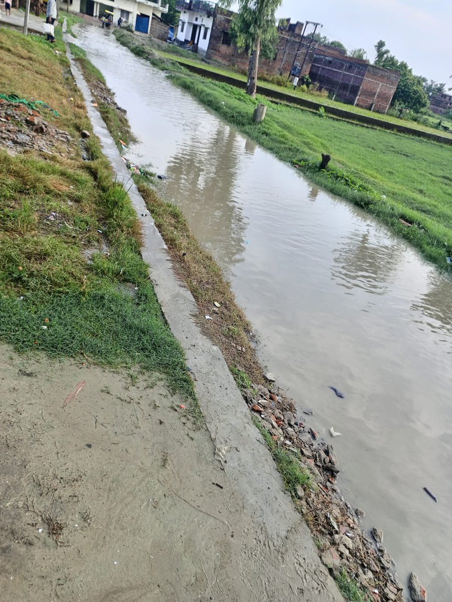 BhawanY's tweet photo. महुअवा ग्राम सभा में पिछले 5 वर्षों से नाली निर्माण नहीं हुआ। विकास कार्यों एवं आवंटित बजट की निष्प��्ष जाँच कराकर जिम्मेदार सचिव, लेखपाल व अन्य संबंधित अधिकारियों की जवाबदेही तय की जाए। @myogioffice @UPGovt @InfoDeptUP 
@dm_kushinagar
@CdoKushinagar
#Kushinagar #NaliNirman https://t.co/VfrZMWjDP4