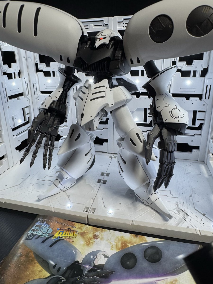 moco4848's tweet photo. MG キュベレイダムド完成しました🎉🎊
全塗装仕上げです
見た目はカッコいいし、デカいです🤣
又間接は鬼のように硬いのに対して肘はユルユルですぐ取れます😭
こういうヒジの緩いのはどうすれば対策できるんだろう🤔
#プラモデルライフ
#ガンプラ https://t.co/YCkqY84fIP