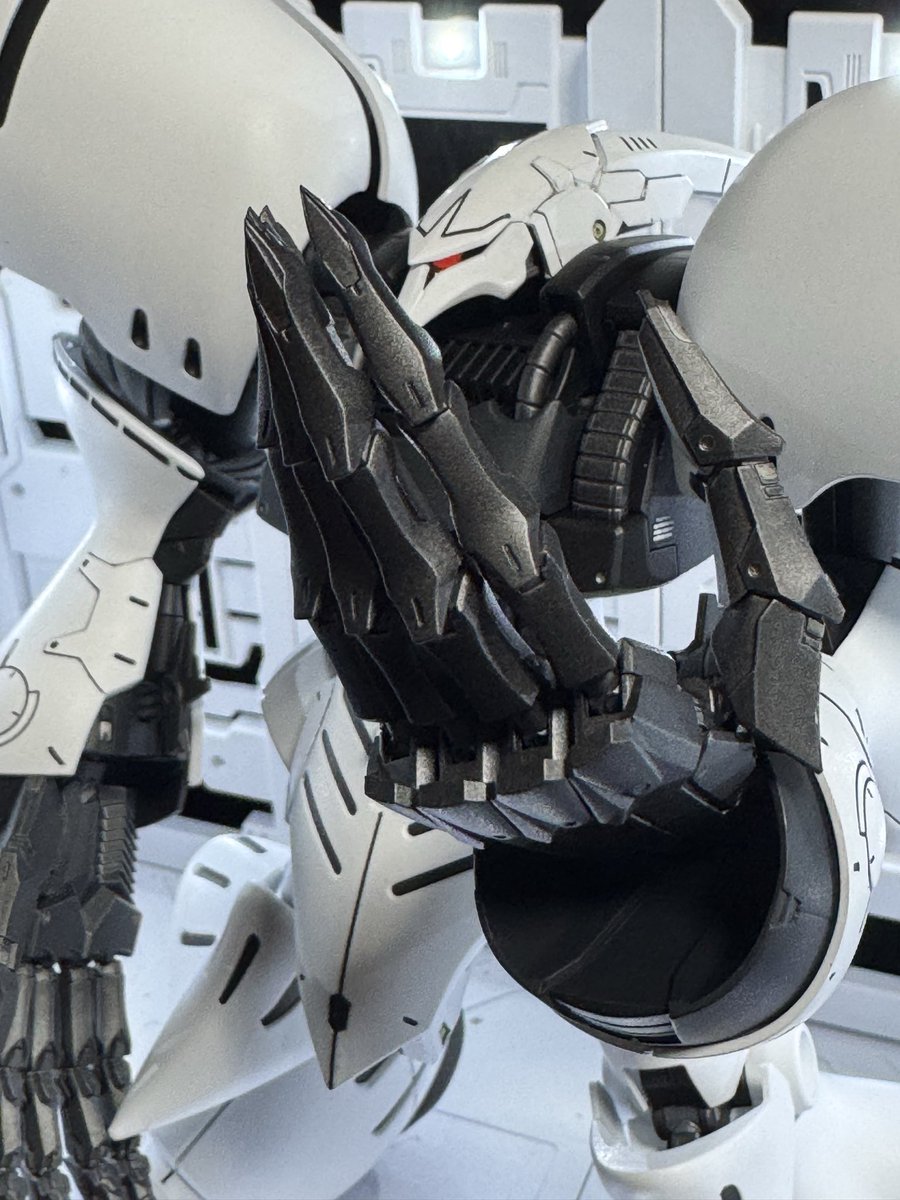 moco4848's tweet photo. MG キュベレイダムド完成しました🎉🎊
全塗装仕上げです
見た目はカッコいいし、デカいです🤣
又間接は鬼のように硬いのに対して肘はユルユルですぐ取れます😭
こういうヒジの緩いのはどうすれば対策できるんだろう🤔
#プラモデルライフ
#ガンプラ https://t.co/YCkqY84fIP