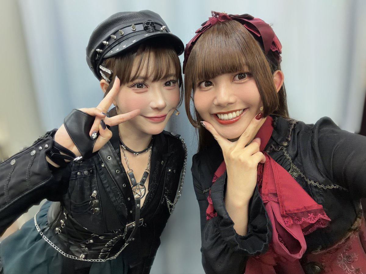 chiha_yoshitake's tweet photo. #女王ステ #不滅部隊編
本日も2公演ありがとうございました🥀

マチネ公演ではカーテンコールも
お話しさせていただきました🌼

今日のお写真は
フレイヤ役のちえ美さんと
クラウディア役のうきさん📸
おふたりとも本当にお優しいんです🥲🩷

次出演させていただくのは11日！
いよいよCoffinは残り2公演です…！🥹
最後まで全力でお届けします！！！