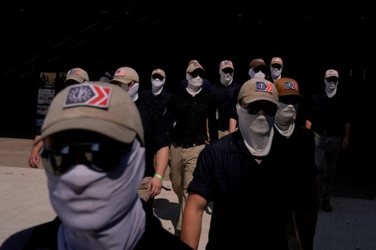 AbelPrieto11's tweet photo. TRUMPISMO Y FASCISMO SON SINÓNIMOS!!!
Miembros del grupo nacionalista blanco Patriot Front organizaron marchas en la capital de Estados Unidos, muchos de ellos con banderas confederadas y ocultando sus rostros con máscaras de tela blanca y gafas de sol.
#NoAlFascismo https://t.co/mbeEHIEg8c