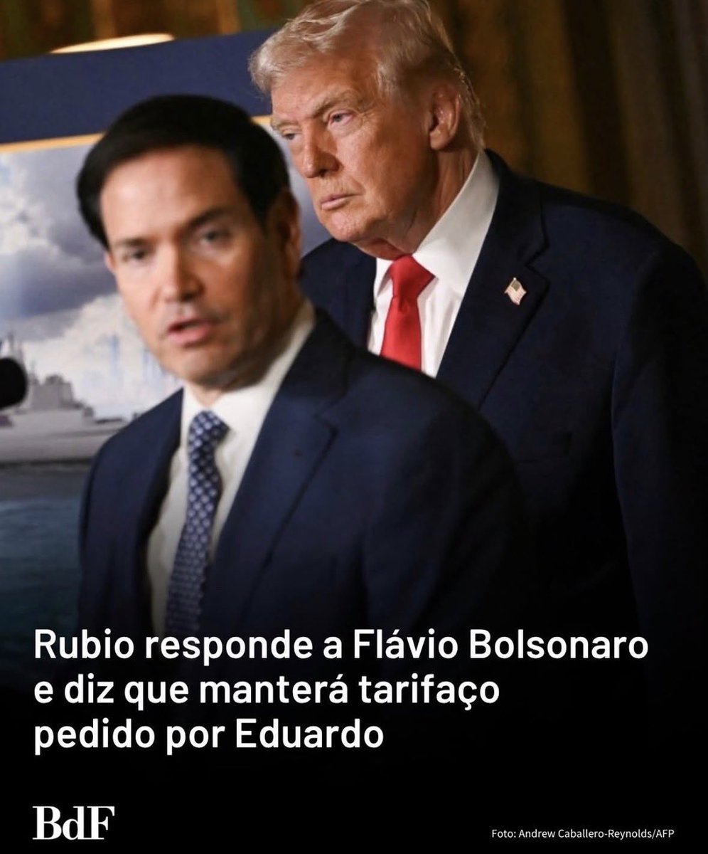 Alessandrolb's tweet photo. Tá aí a prova que eles pediram, eles taxaram o país pra prejudicar os brasileiros: família Bolsonaro na CADEIA. Traidores da pátria. Não deveriam conseguir pisar na rua sem serem chamados pelo que merecem: traíras golpistas https://t.co/PVk5Ews5YA